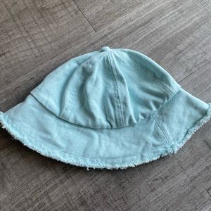 URBAN OUTFITTERS BUCKET HAT LIGHT BLUE